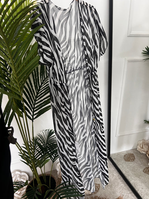 Ogrtač za plažu Bella-Ogrtač za plažu-TikTok-Zebra-bela-Univerzalna-Contessa