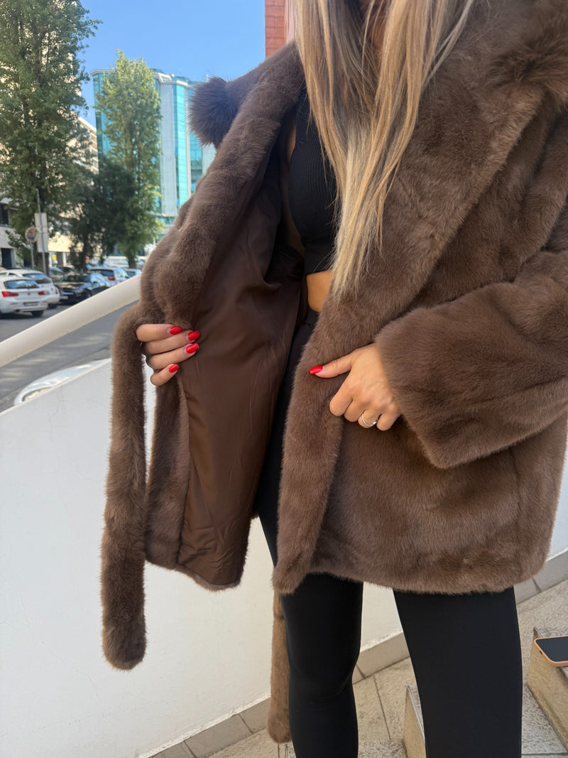 Bunda Polina - braon eko krzno, detalj postave i pojasa | Contessa Moda